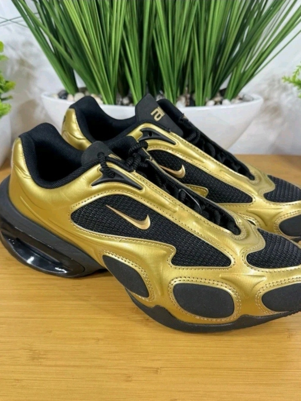 NWOT Nike Air Max Muse Metallic Gold/Black women Sneakers. Size 8.5